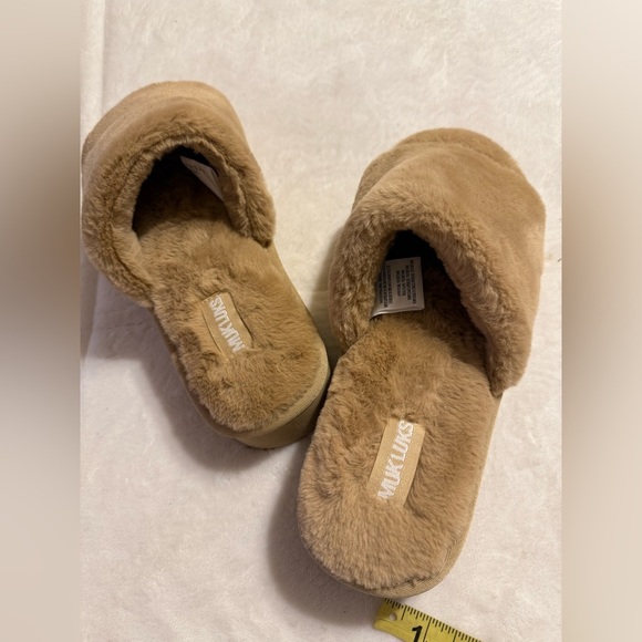 NWT MUK LUKS faux fur platform slipper, size medium (9-10) - Picture 4 of 15